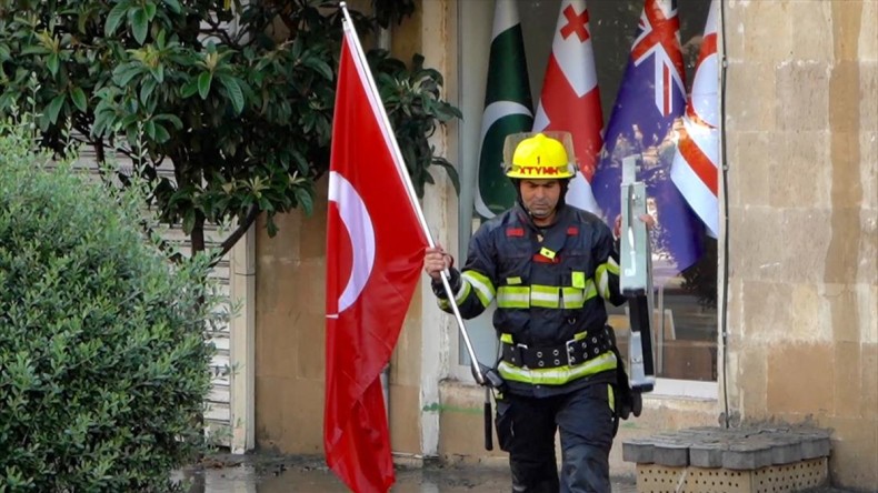 Azerbaycanlı itfaiyeci, Bakü’de çıkan yangında Türk bayrağının zarar görmesini engelledi