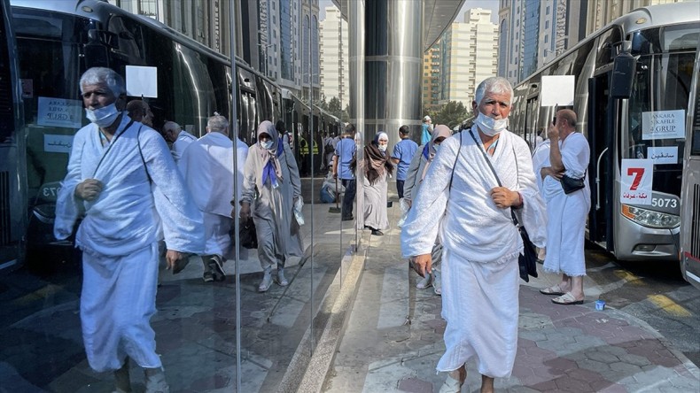 Türk hacı adaylarının Arafat’a intikali başladı