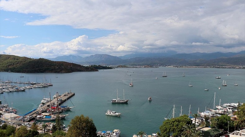Yaz mevsimiyle birlikte Fethiye Körfezi’nde kirlilik baskısı artıyor