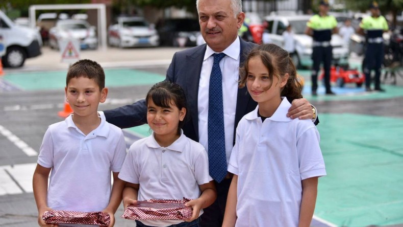 ÇOCUKLARIMIZA TRAFİKTE YAPMALARI GEREKENLERİ ANLATARAK ONLARI YAŞAMA HAZIRLIYORUZ