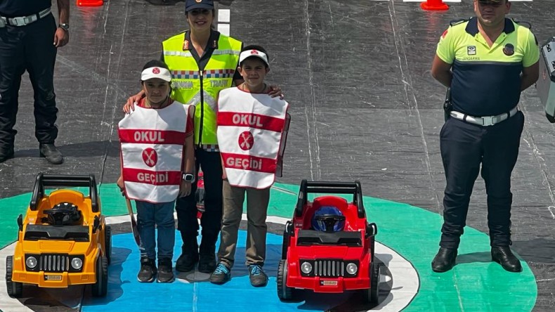 Trafikte Parlayan Yıldızlar Projesi Kapsamında Verilen Öğrenci Trafik Semineri