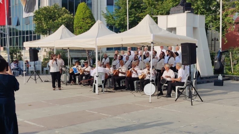 Şef Halis Üstüner Yönetimimdeki Kursiyerlerden Türkü Şöleni