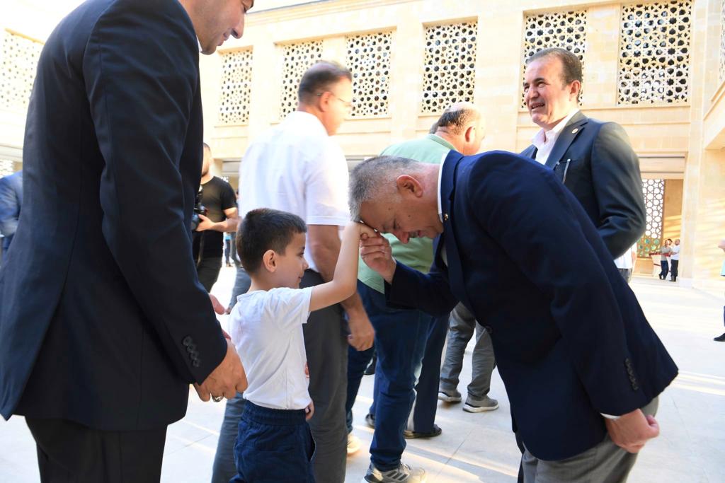 VALİ YAZICI BAYRAMDA HUZUREVİNİ VE ÇOCUKLARI ZİYARET ETTİ