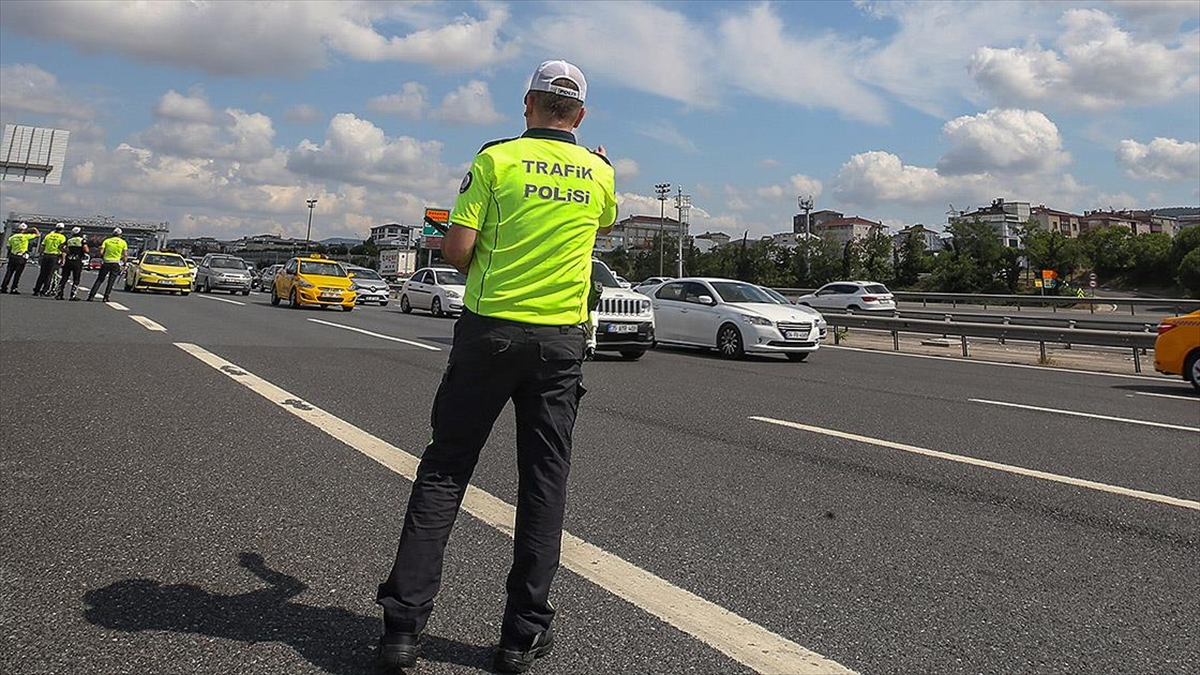TRAFİK EKİPLERİ ANTALYALI VATANDAŞLARIN GÜVENLİĞİ İÇİN DURMADAN ÇALIŞIYOR