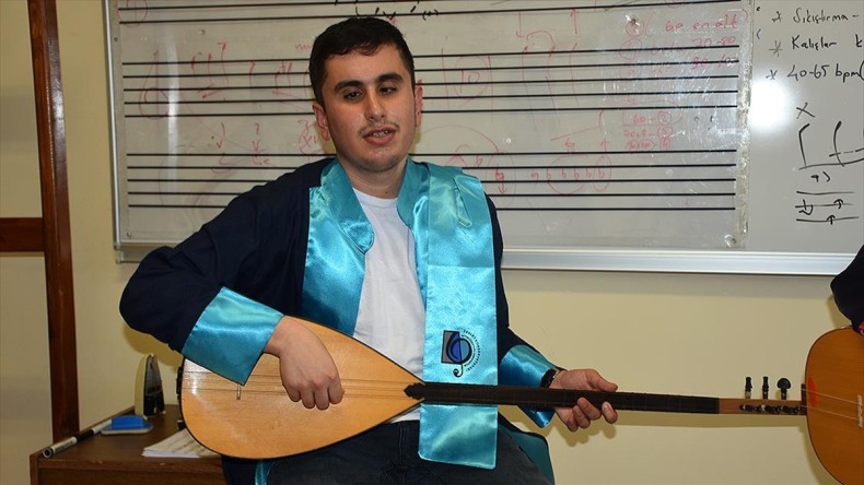 Konservatuvar birincisi görme engelli Fırat, devlet sanatçısı olmak istiyor
