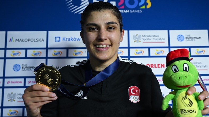 Milli boksör Busenaz Sürmeneli’den 3. Avrupa Oyunları’nda altın madalya