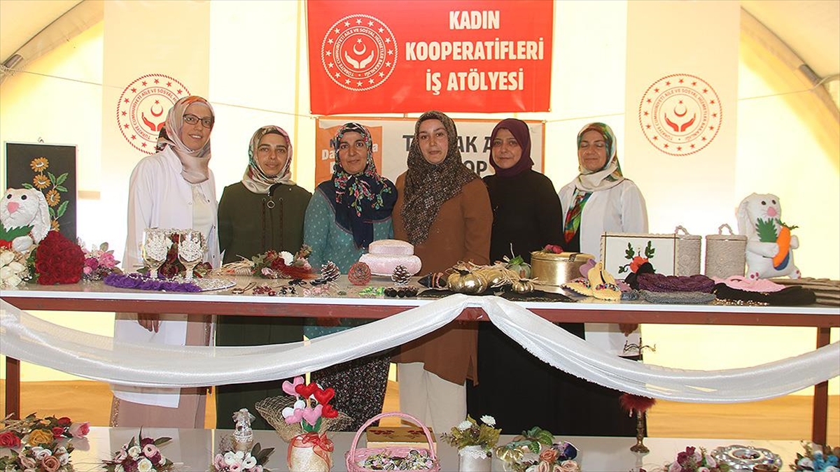 AA-20230702-31572750-31572749-DEPREMZEDE_KADINLAR_KONTEYNER_KENTTEKI_IS_ATOLYESINDE_URETIME_KATILIYOR