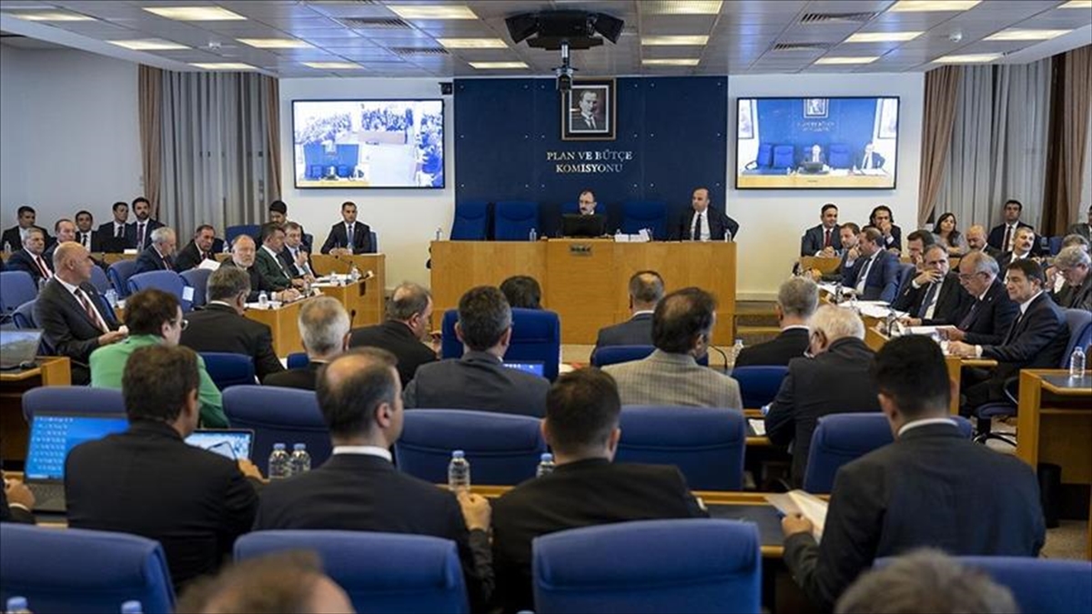 Memur maaşı ve emekli aylıklarını arttıran düzenlemeyi de içeren teklif Komisyon’da kabul edildi