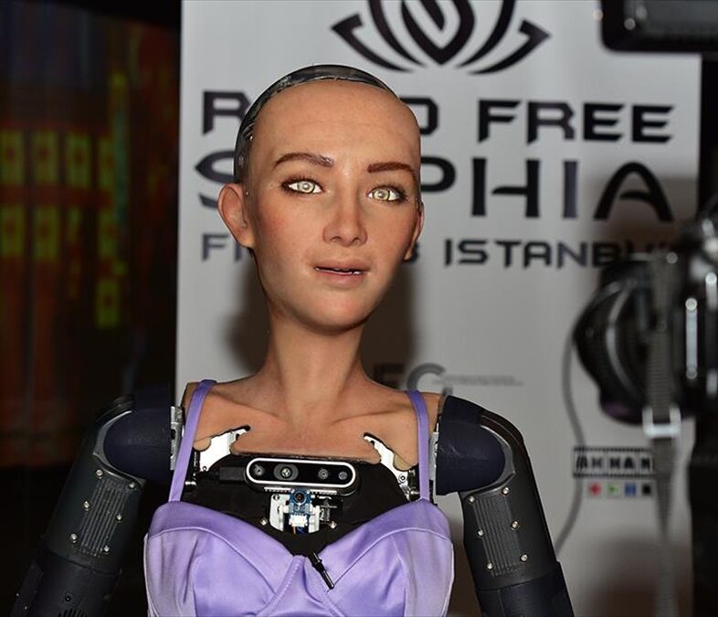 Dünyada vatandaşlığa kabul edilen ilk robot Sophia, Antalya’da tanıtıldı