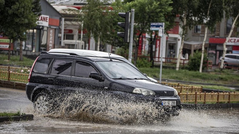 Erzurum’da sağanak ve dolu etkili oldu