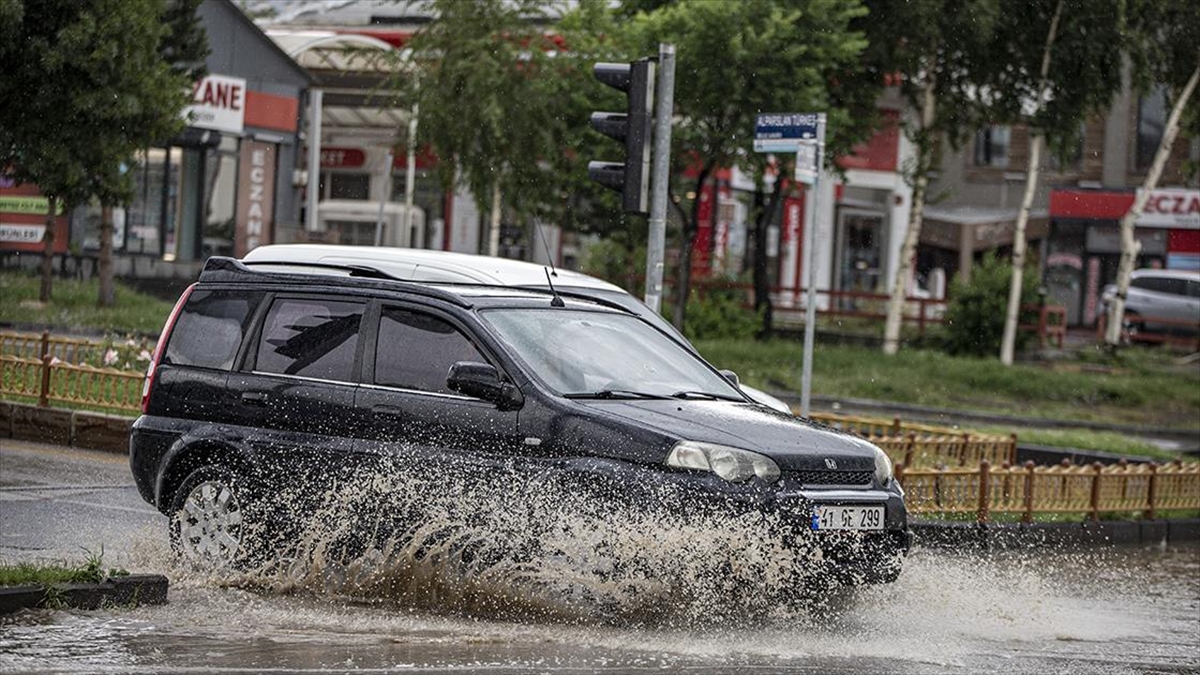 Erzurum’da sağanak ve dolu etkili oldu
