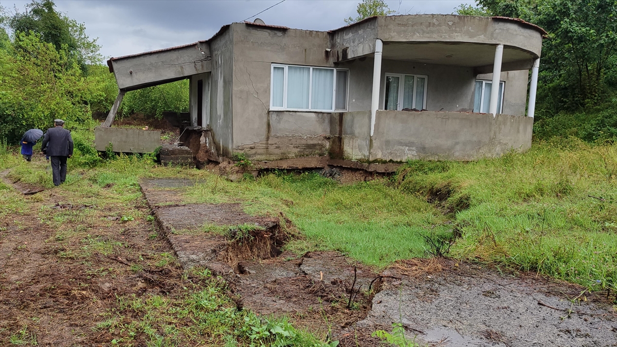 Samsun’un Salıpazarı ilçesinde zemininde kayma oluşan 3 ev tahliye edildi