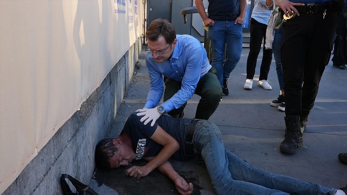 İstanbul’da sahte alkolden fenalaşan kişinin yardımına doktor milletvekili koştu