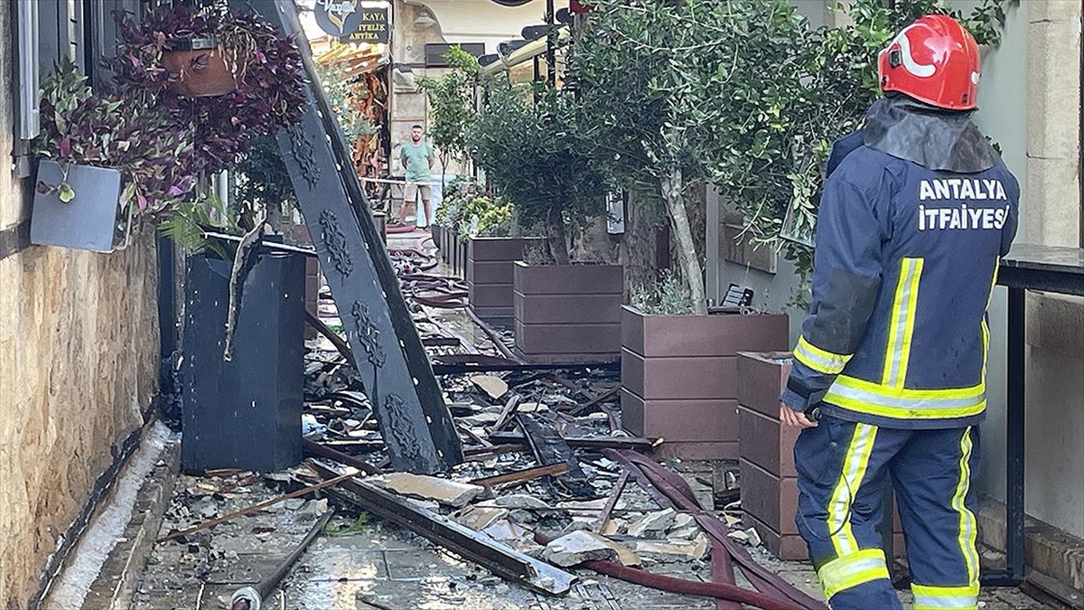 Antalya’da butik otelde çıkan yangında 2 turist öldü, 10 kişi yaralandı