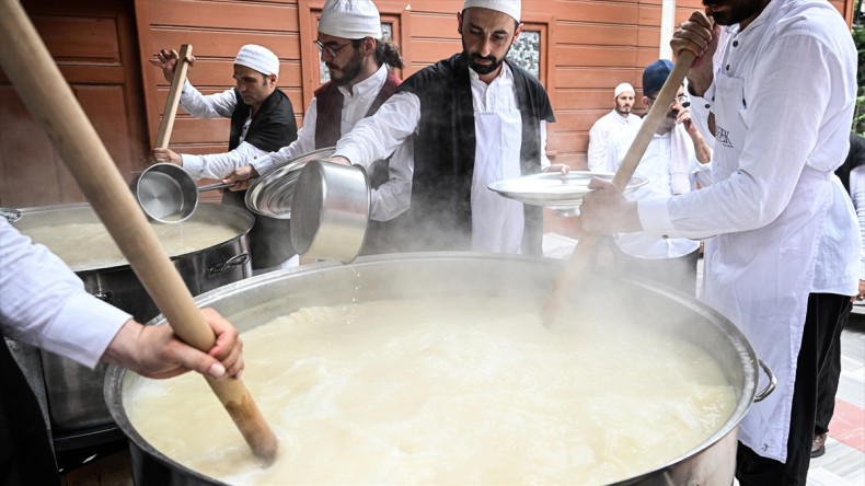 Sümbül Efendi Merkez Tekkesi’nde 5 bin kişilik aşure kaynatıldı