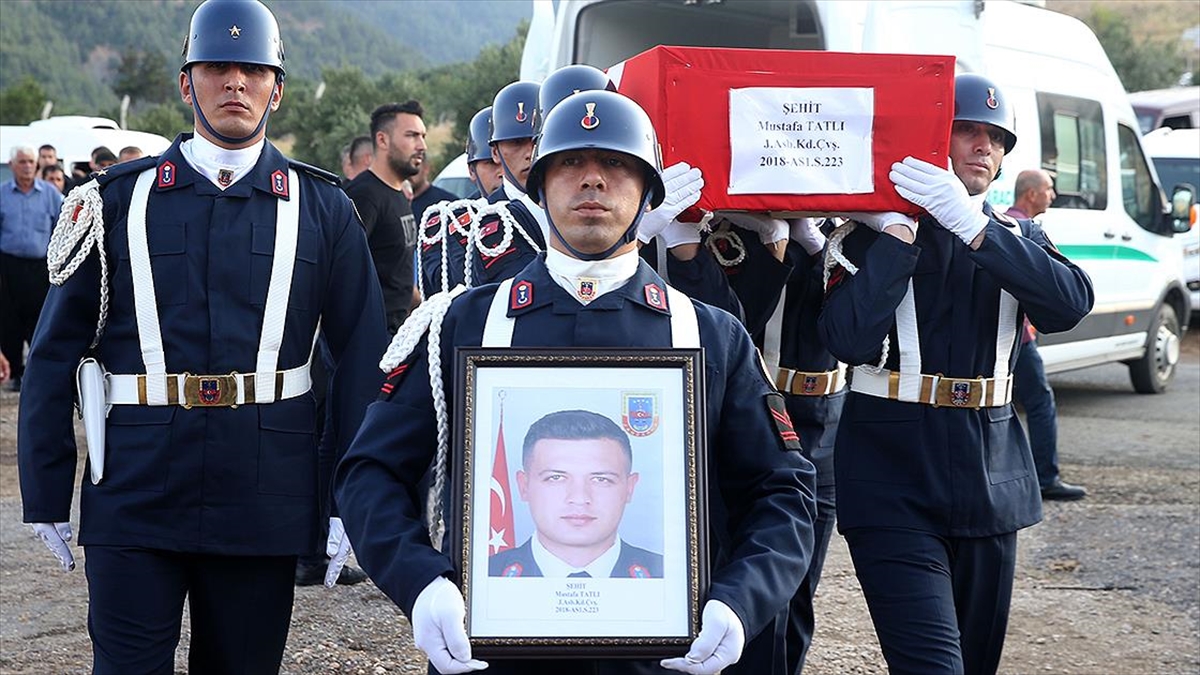 Afyonkarahisar’da kazada şehit olan Astsubay Mustafa Tatlı, Kahramanmaraş’ta son yolculuğuna uğurlandı