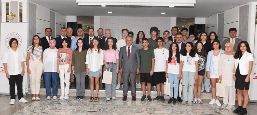 VALİ YAZICI, LGS’DE TAM PUAN ALAN ÖĞRENCİLERLE BİR ARAYA GELDİ