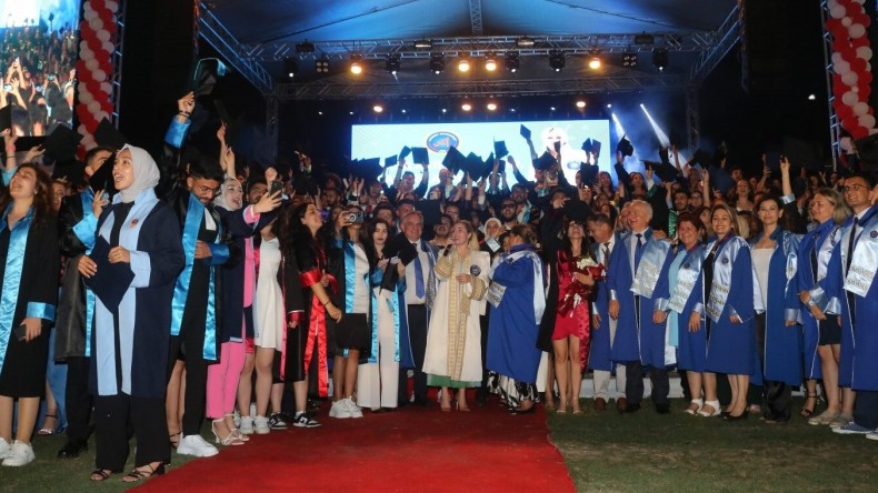 Akdeniz Üniversitesi’nde duygu dolu mezuniyet töreni