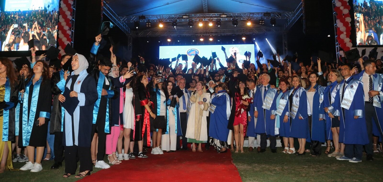Akdeniz Üniversitesi’nde duygu dolu mezuniyet töreni