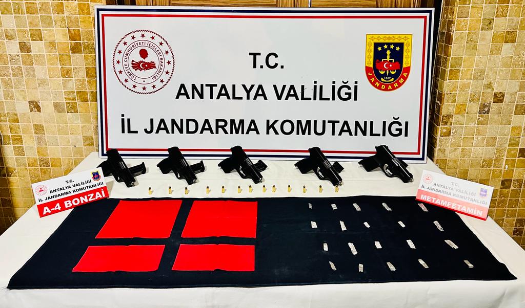 JANDARMA DÜZENLEDİĞİ BAŞARILI OPERASYONLA UYUŞTURUCU TACİRLERİNİ YAKALADI