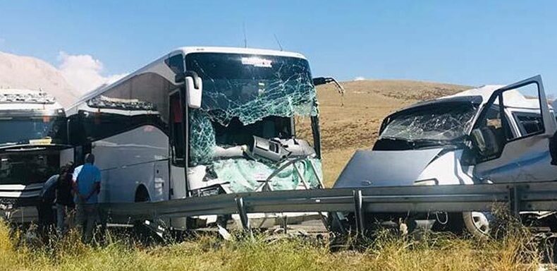 Niğde’de yolcu otobüsüyle hafif ticari araç çarpıştı, 1 kişi hayatını kaybetti, 7 kişi yaralandı