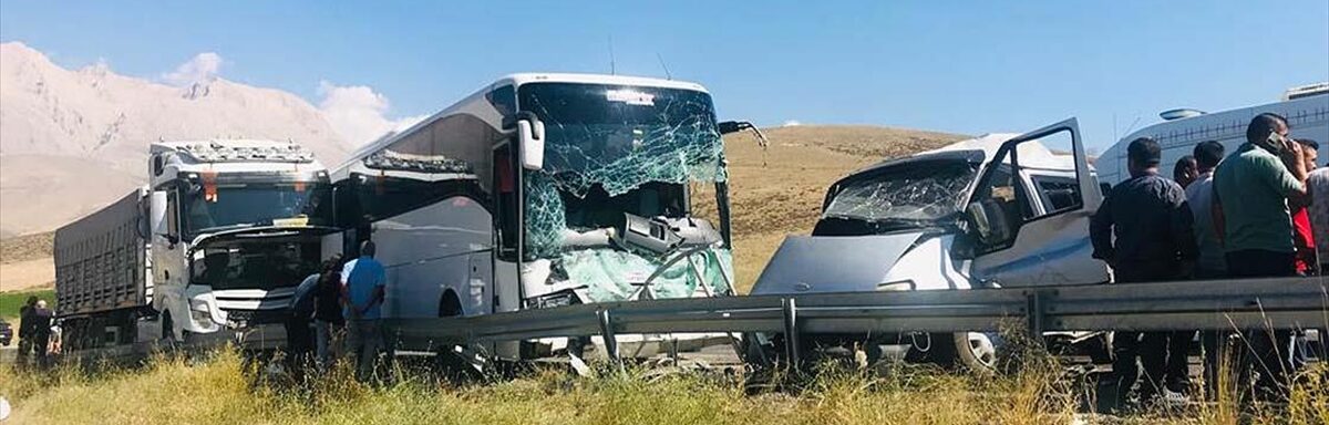 Niğde’de yolcu otobüsüyle hafif ticari araç çarpıştı, 1 kişi hayatını kaybetti, 7 kişi yaralandı