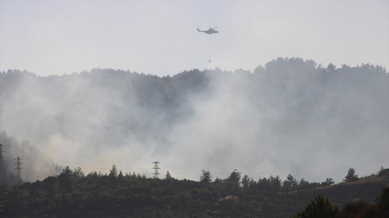 Hatay’da çıkan orman yangınına havadan ve karadan müdahale ediliyor
