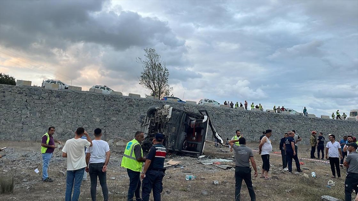 Kemerburgaz’da servis otobüsü köprüden düştü, 27 işçi yaralandı