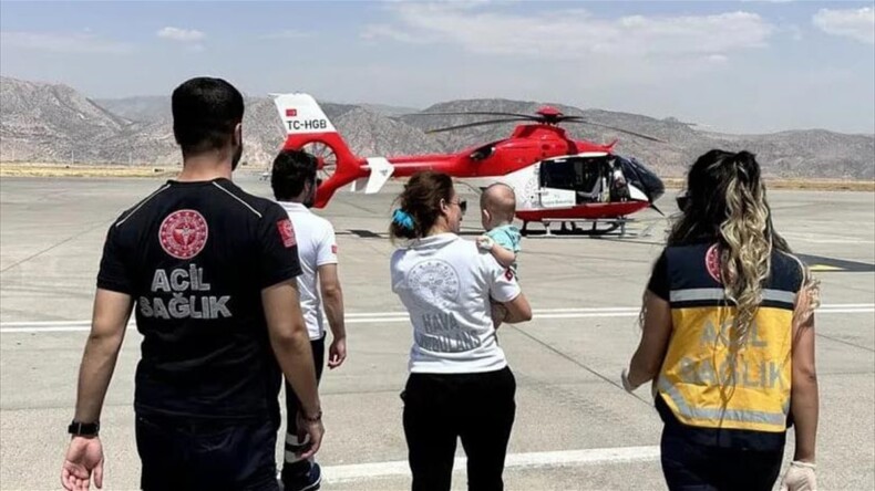 Şırnak’ta boğazına çengelli iğne kaçan bebek, ambulans helikopterle Şanlıurfa’ya sevk edildi
