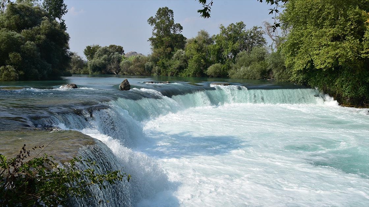 Antalya’da sıcaktan bunalanlar Manavgat Şelalesi’nde serinliyor