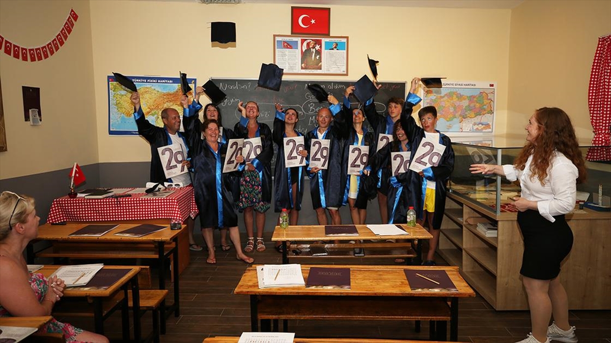 Alanya’da bir otelde turistler hem tatil yapıyor hem de Türkçe öğreniyor
