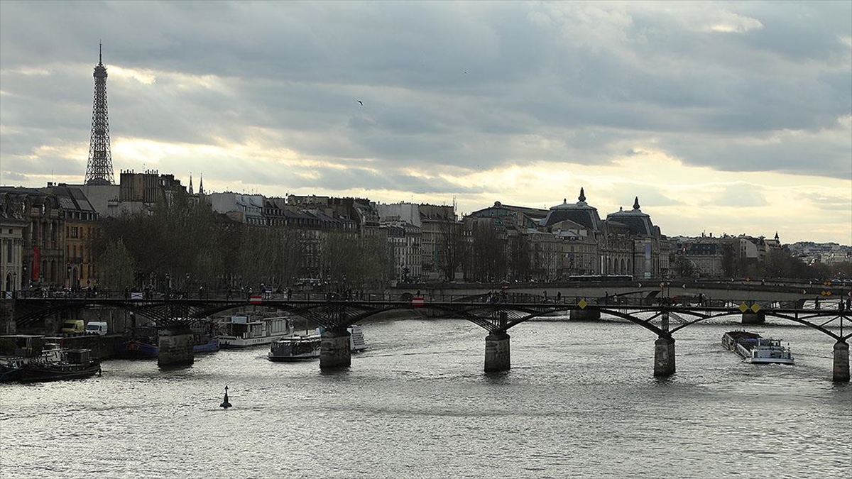 Paris’teki Sen Nehri’nde yapılması planlanan bir yüzme etkinliği daha kirlilik nedeniyle iptal edildi