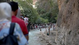 Muğla ile Antalya’yı ayıran Saklıkent Kanyonu, ziyaretçilerini serinletiyor