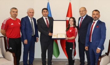 Azerbaycan Cumhurbaşkanı Aliyev’den milli halterci Cansu Bektaş’a özel madalya