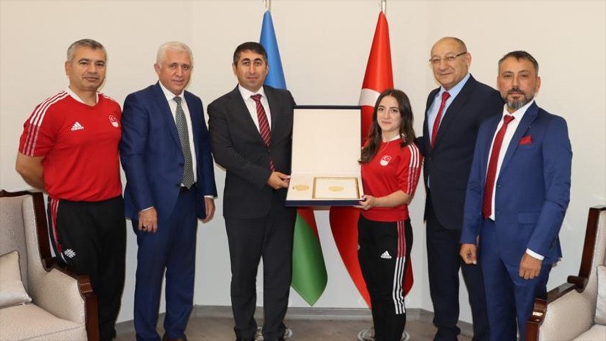 Azerbaycan Cumhurbaşkanı Aliyev’den milli halterci Cansu Bektaş’a özel madalya