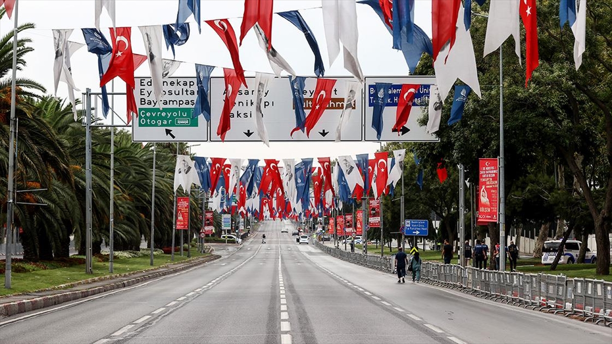 İstanbul’daki Vatan Caddesi “30 Ağustos” provası nedeniyle trafiğe kapatıldı
