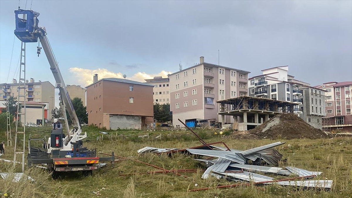 Ardahan’da fırtına nedeniyle çatılar uçtu, araçlarda hasar meydana geldi
