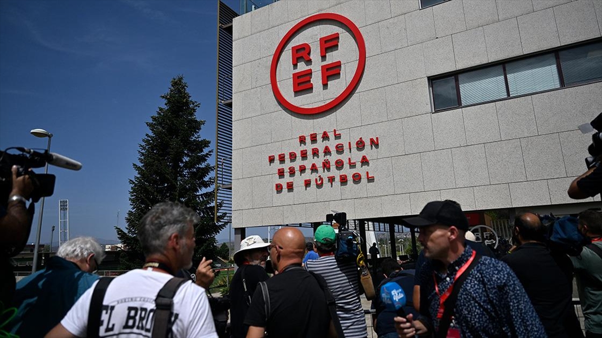 İspanya’da görevden alınan Futbol Federasyonu Başkanı Rubiales’le ilgili tartışmalar sürüyor