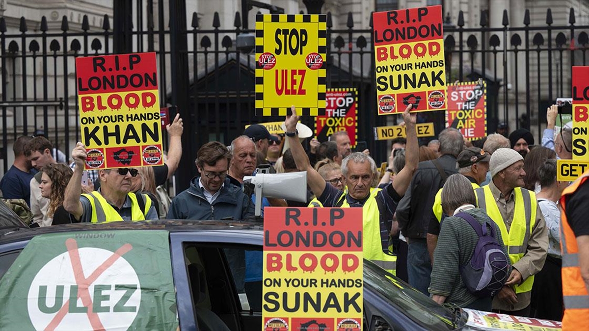 Londra’da yürürlüğe giren “Ultra Düşük Emisyon Bölgesi” uygulaması protesto edildi