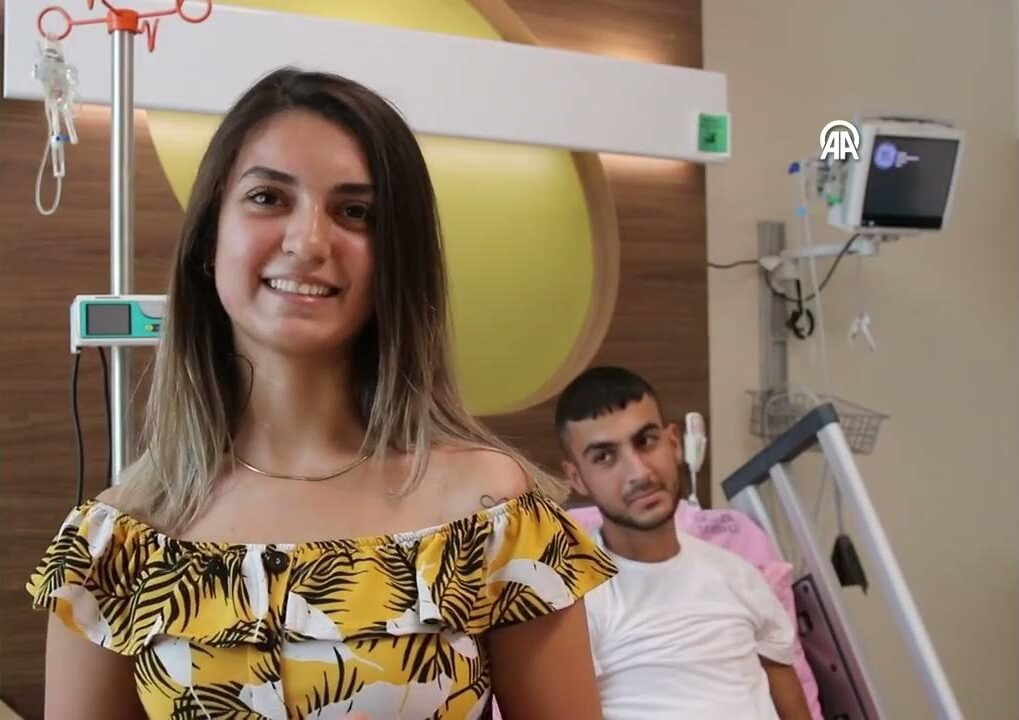 İkizinden karaciğer nakliyle hayata tutundu