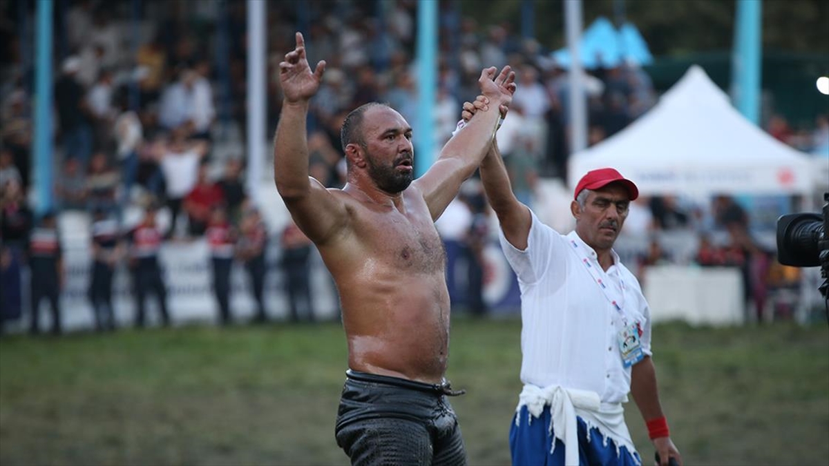 Geleneksel Kurtdereli Yağlı Güreşleri’nin başpehlivanı Ali Gürbüz oldu