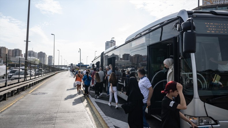 Zeytinburnu’nda arızalanan metrobüsün yolcuları durağa yürüdü