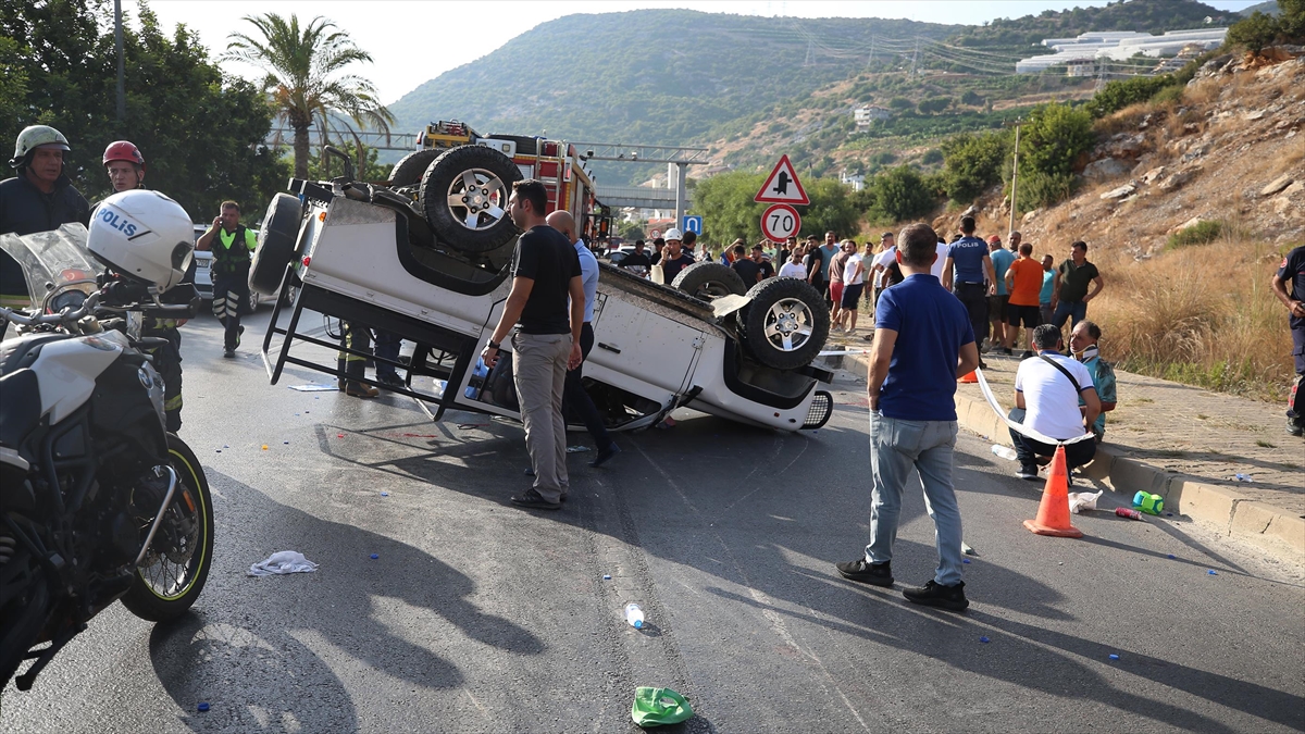 Antalya’nın Alanya ilçesinde 3 aracın karıştığı kazada bir turist öldü, 10 kişi yaralandı.