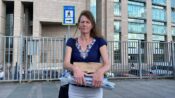 İntihar ettiği belirtilen kızının eşyalarını adliyeden alan İngiliz anne, olayın aydınlatılmasını istiyor
