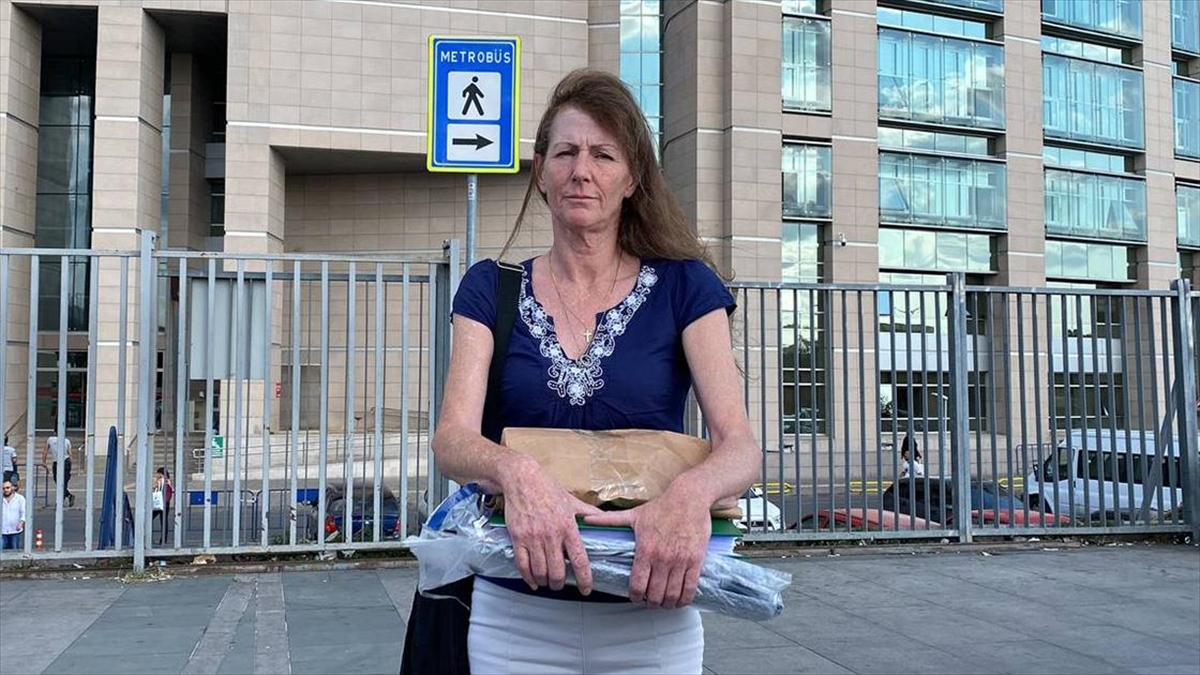 İntihar ettiği belirtilen kızının eşyalarını adliyeden alan İngiliz anne, olayın aydınlatılmasını istiyor