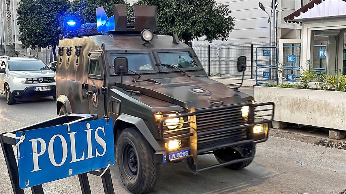 Mersin’de depremzedeleri “kiralık ev” vaadiyle dolandırdıkları öne sürülen 10 zanlı yakalandı