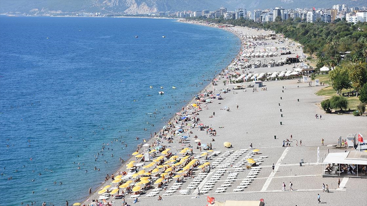 Antalya’da sahillerde hareketlilik sürdü