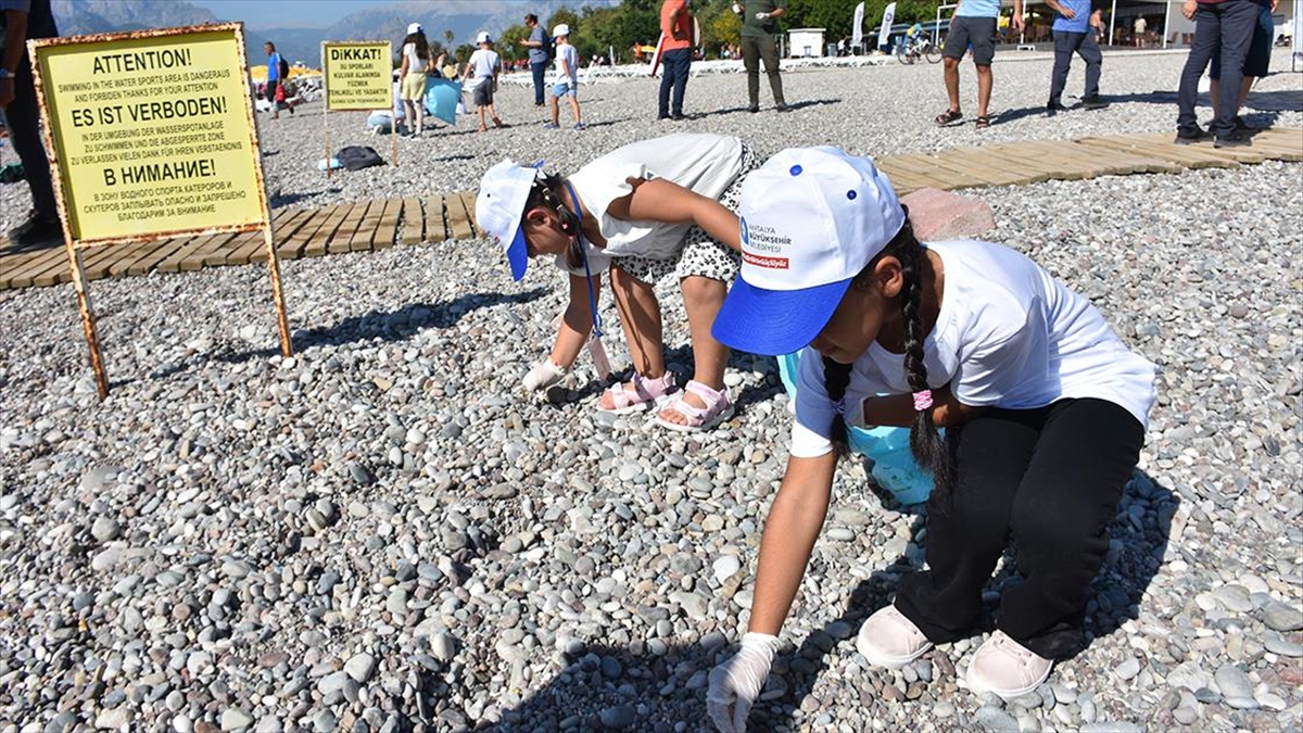 Antalya’da kıyı ve deniz dibi temizliği yapıldı