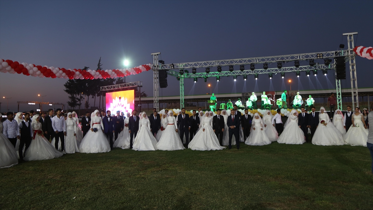 Hatay’da 100 depremzede çift için toplu nikah töreni yapıldı