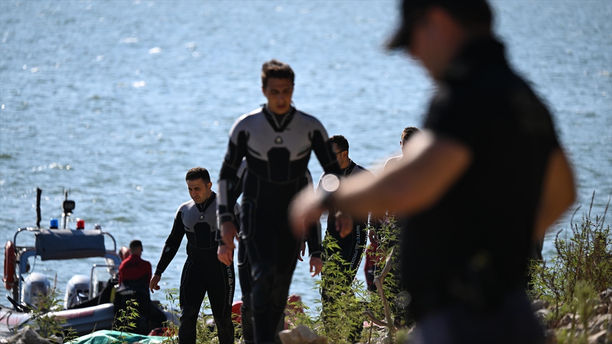 İzmir’de baraj gölüne düşen helikopterdeki 3 personelin cenazelerine ulaşıldı